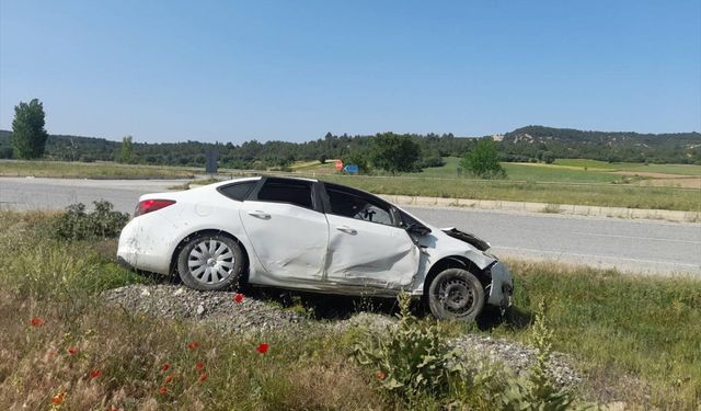 Uşak'ın Sivaslı ilçesi Kızılcasöğüt kavşağında araç devrildi