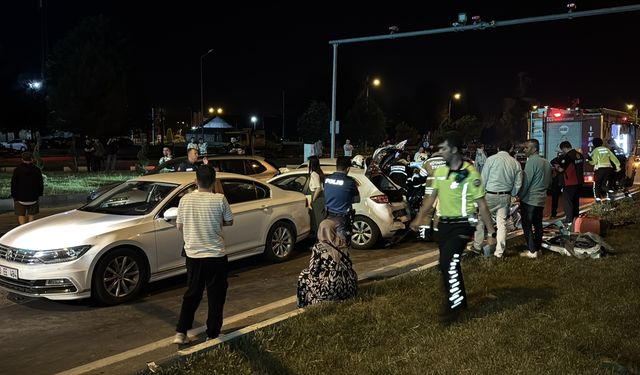 Kütahya Tren Garı önünde 6 otomobil kaza yaptı! Efe Sarıkaya ekipler tarafından kurtarıldı