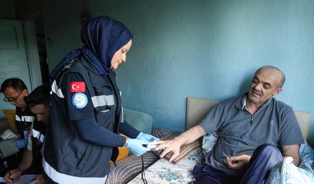 Uşak'ta yatağa bağımlı ve hareket edemeyen hastalara ayda 3 kez evinde bakım yapılıyor