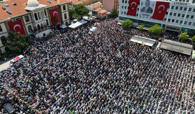 On binlerce vatandaş Ferdi Zeyrek’i uğurladı