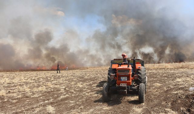 Kula Körez Mahallesi Kozyayla mevkiinde saman balyası yapan makineden yangın çıktı