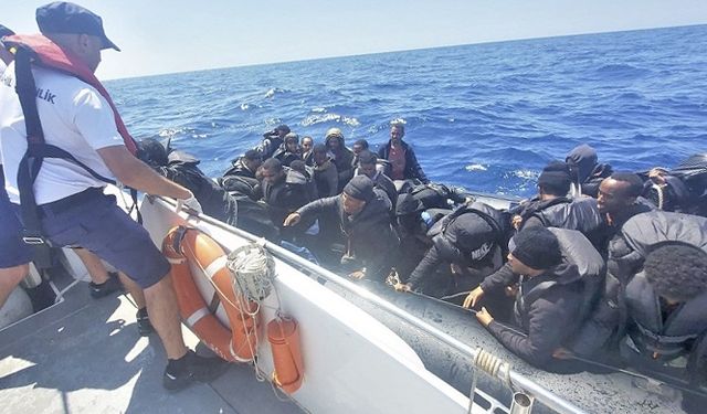 Çeşme açıklarında 47 düzensiz göçmen kurtarıldı