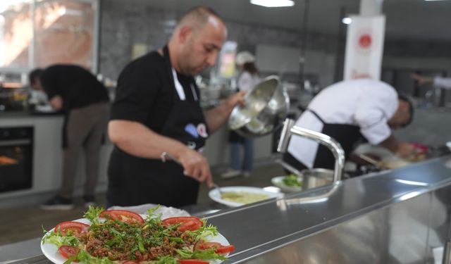Adliye'nin aşçıları İzmir'de yarıştı!