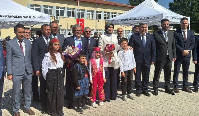 Afyonkarahisar'da öğrenciler karnelerini aldı