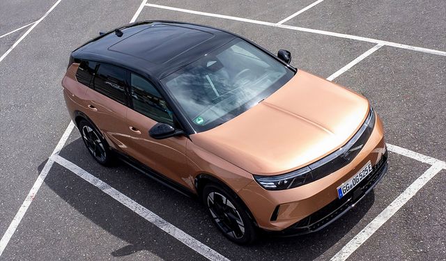 Uşak'ta sıfır olarak satılan Opel'in Grandland modeli panoramik camla daha estetik bir hale geldi