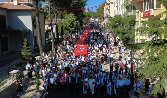 Demirci'de üniversite öğrencilerinden Türk bayraklı mezuniyet yürüyüşü