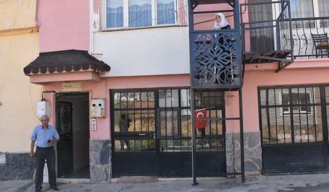 Hasta eşi için üç katlı binanın dışına asansör yaptırdı