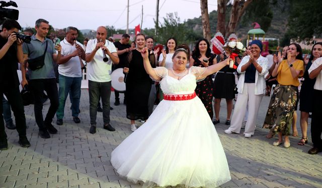 Muğla'da down sendromlu Nilay'a düğün töreni yapıldı