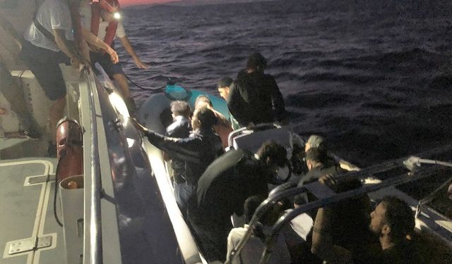İzmir açıklarında 9'u çocuk 30 düzensiz göçmen kurtarıldı