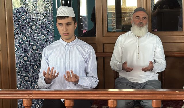 Afyonkarahisar'da görme engelli Arda hafızlığa hazırlanıyor!