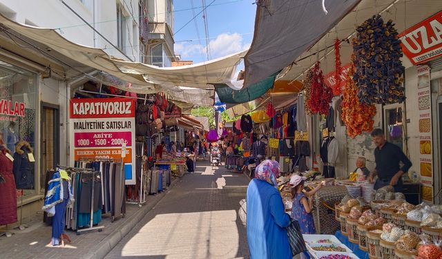 Uşak esnafı, Kurban Bayramı önü Ata Park'taki çadır nedeniyle yine beklediği işi yapamadı