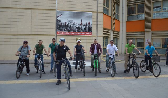 Uşaklı vatandaşa hizmet veren Opr.  Davut Mutafoğlu, kas ve eklem sağlığı için bisikleti tercih ediyor