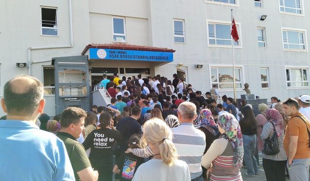 Uşak'ta LGS sınavı başladı! Veliler çocuklarını okul çevrelerinde bekliyorlar
