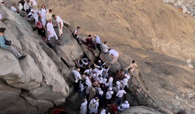 Hacı adayları yaşadıkları sağlık sorunlarına rağmen Hira Mağarasına çıktı