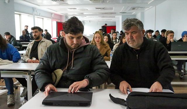 Uşak Üniversitesi'ni kazanan asperger sendromlu oğlu için aynı üniversitede eğitim gören örnek baba!