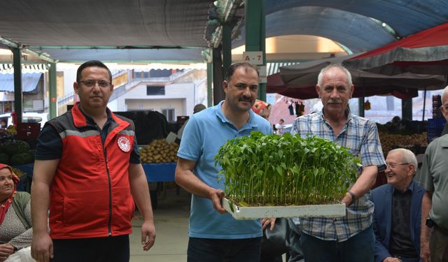 Demirci'de çiftçilere ücretsiz fide dağıtıldı