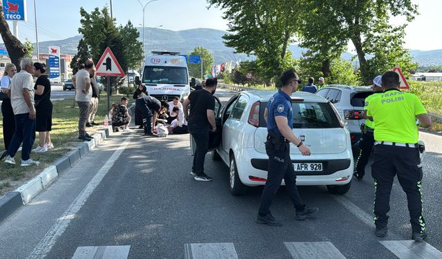 Kütahya’da karşıya geçmeye çalışan iki kız kardeşe araba çarptı
