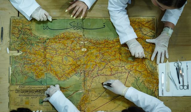 İzmir'de "Hafıza İzmir Atölyesi" projesi kapsamında üniversite öğrencileri tarihi yazma eserlerini restore ediyor