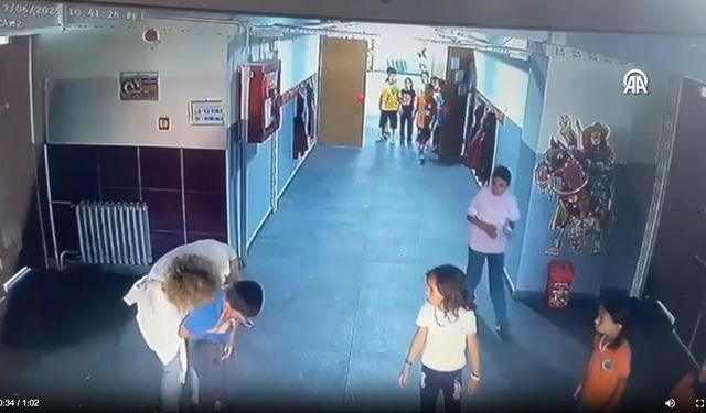 Mehmet Sadık Boz İlkokulu'nda boğazına kraker kaçan öğrenciyi, öğretmeni Heimlich manevrası  ile kurtardı!