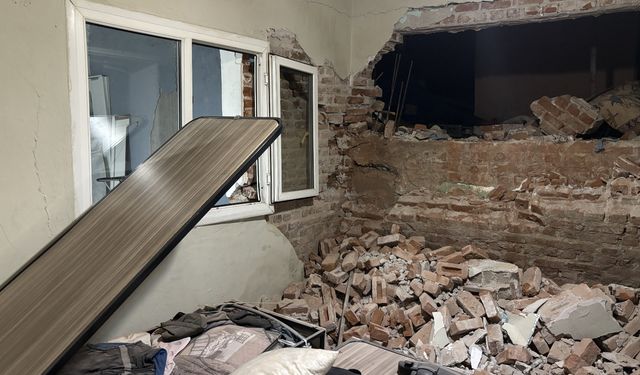 İzmir'de tünel inşaatı evin duvarı yıktı!