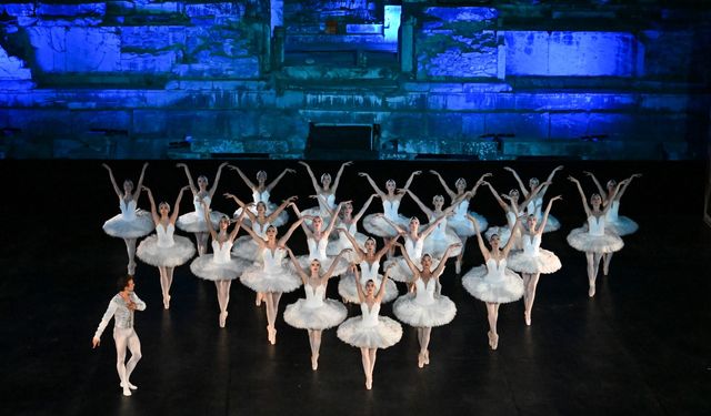 Efes Opera ve Bale Festivalinde ilk gösterim "Kuğu Gölü" balesi