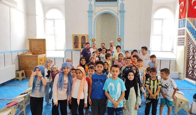 Uşak'ta Akşemsettin ve Yılancıoğlu Camii'ndeki Kur'an kurslarına giden çocuklara sürpriz yaptı