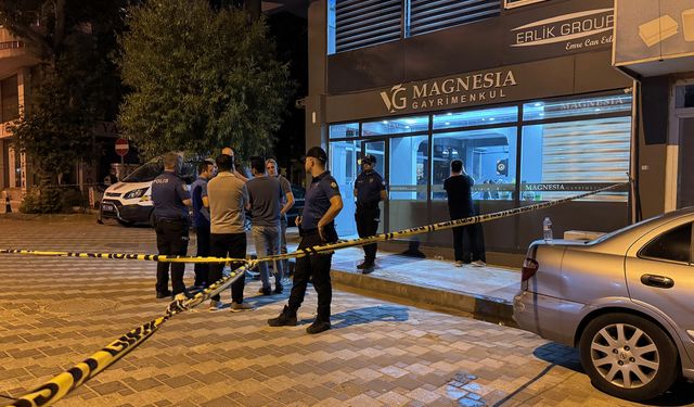 Manisa'da emlak ofisinde silahlar çekildi; Yiğit Burdur hayatını kaybetti, 3 kişi yaralandı!