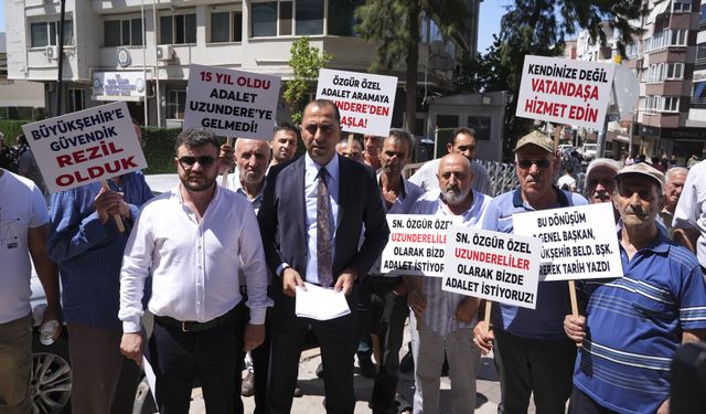 İzmir'de 2011'den beri konut bekleyen kentsel dönüşüm mağdurları açıklama yaptı
