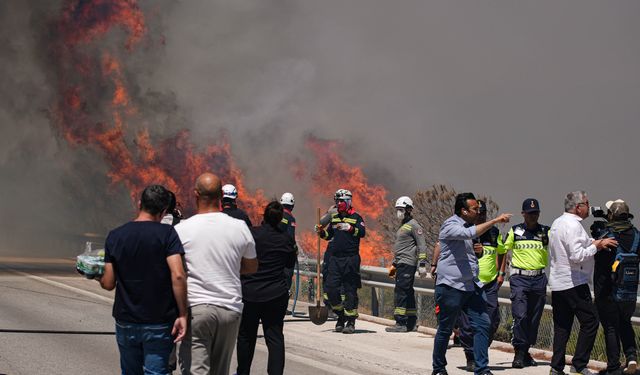 Çeşme'de ki yangın nedeniyle otoyol ve bazı yollar trafiğe kapatıldı