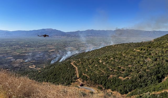 Ödemiş'deki orman yangınına 11 hava aracı ile müdahale sürüyor