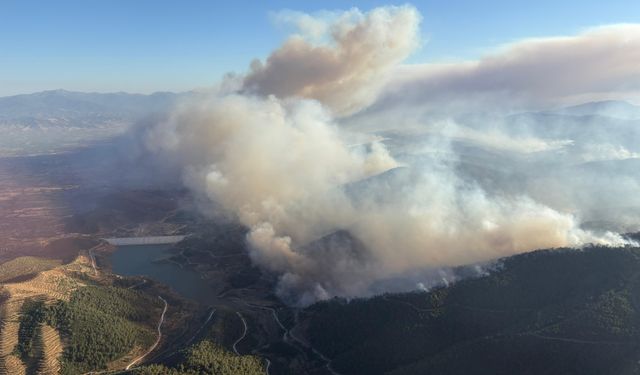 İzmir'deki yangında mahsur kalan aileyi askerler helikopterle kurtardı!