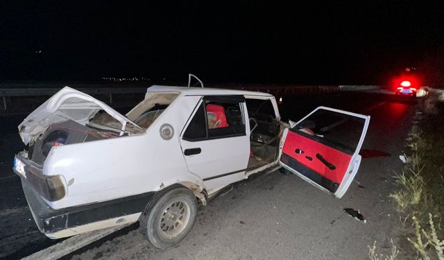 Efeler'de duvara ve başka bir araca çarpan otomobilin sürücüsü İbrahim Korkut hayatını kaybetti