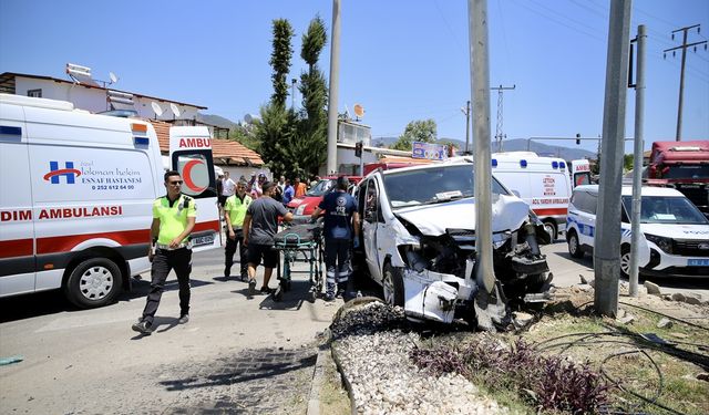 Fethiye Çatalarık kavşağında minibüs ve hafif ticari araç çarpıştı