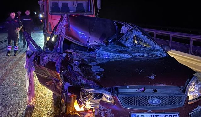 Sandıklı'da otomobil ve tır çarpıştı