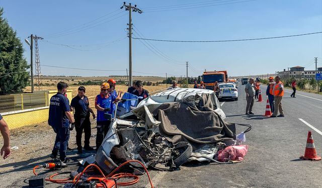 Uşak ve Ulubey yolu üzerindeki ölümlü kazada otomobil tanınmaz hale geldi!