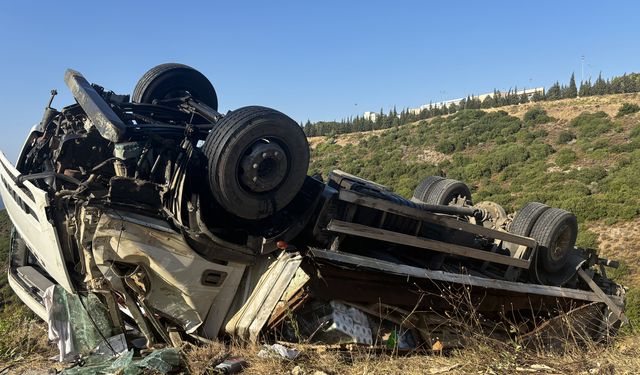 İzmir'de kamyon uçuruma devrildi, sürücü ağır yaralandı!