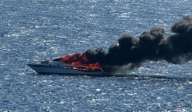 İzmir'in Çeşme ilçesinde yangın çıkan motoryat kullanılamaz hale geldi