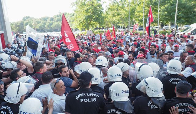 İzmir'de işten atılan işçiler Belediye Meclis Toplantısı'na girmek istedi