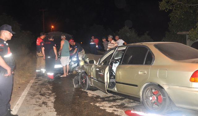 İzmir'de iki otomobilin karıştığı kazada 4 kişi yaralandı!