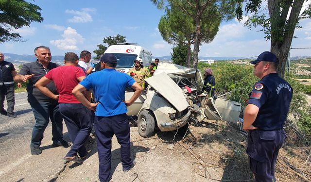 Manisa'daki otomobil ağaca çarptı; 1 ölü, 4 yaralı!