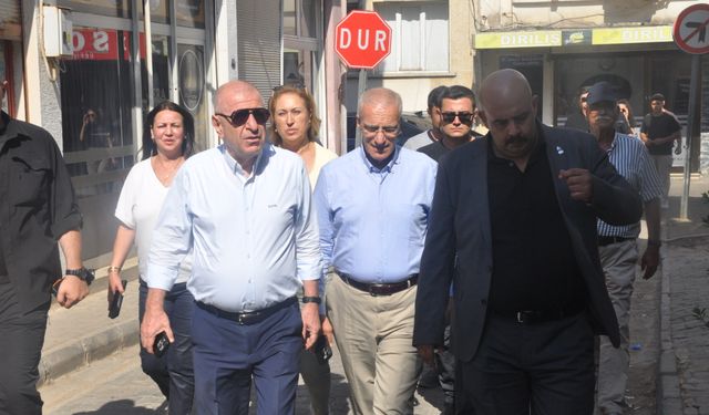 İzmir'deki yangın bölgesinde Ümit Özdağ incelemelerde bulundu