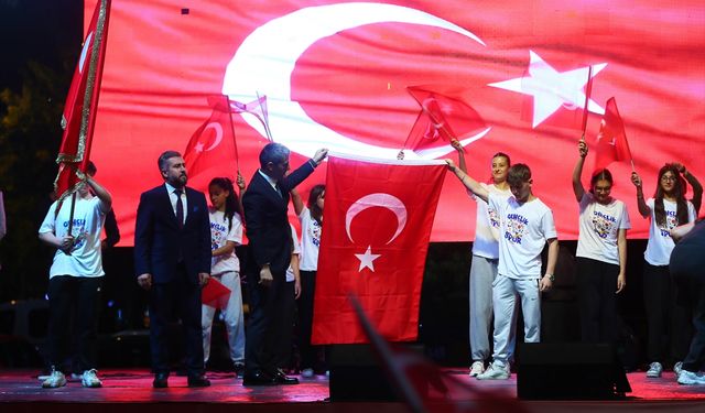 Uşak'ta Türk Bayraklarıyla 15 Temmuz Programı Yapıldı