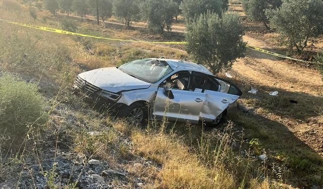 Manisa'da devrilen otomobil bir aileyi yarım bıraktı; 1 ölü, 4 yaralı!