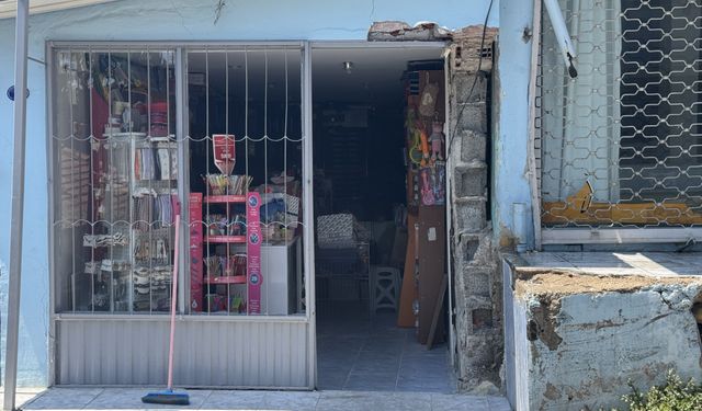 İzmir'de otomobil kontrolden çıkarak iş yerine çarptı