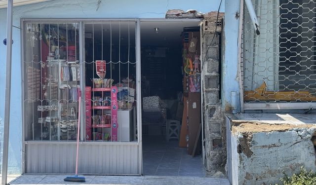 Bayraklı'da kontrolü kaybeden otomobil kırtasiyeye girdi