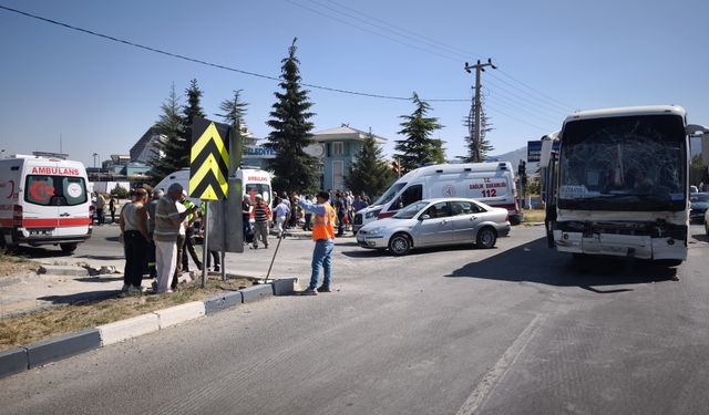 Kütahya'da feci kaza! Otobüs LPG yüklü tankere çarptı, 35 yaralı!
