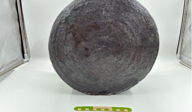 Bergama'daki Pergamon Antik Kenti'nde bronz kazan bulundu