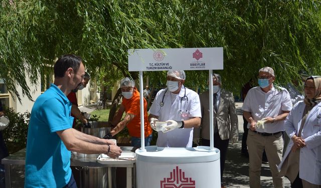 Uşak Eğitim ve Araştırma Hastanesi'nde hastalara ve yakınlarına aşure ikram edildi