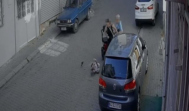 Uşak'ta duran otomobile çarpan 3 tekerli bisikletteki çocuk kıl payı kurtuldu!
