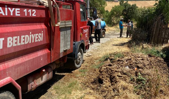 Uşak ve Gediz'in ortasındaki Göynükören'de saman balyası kaynaklı yangın dayanışmayla söndürüldü